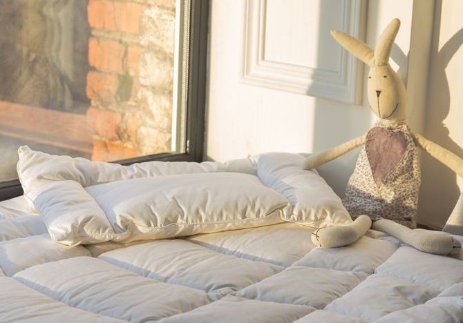 Разумно ли использовать одно одеяло для кроватки и коляски?