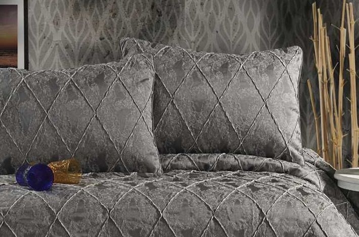 Царский интерьер при помощи атласных покрывал