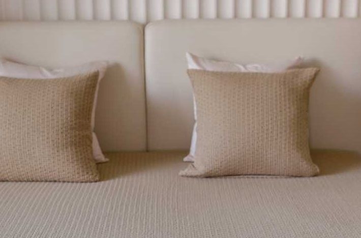 Вязаное покрывало для уюта и комфорта в спальне