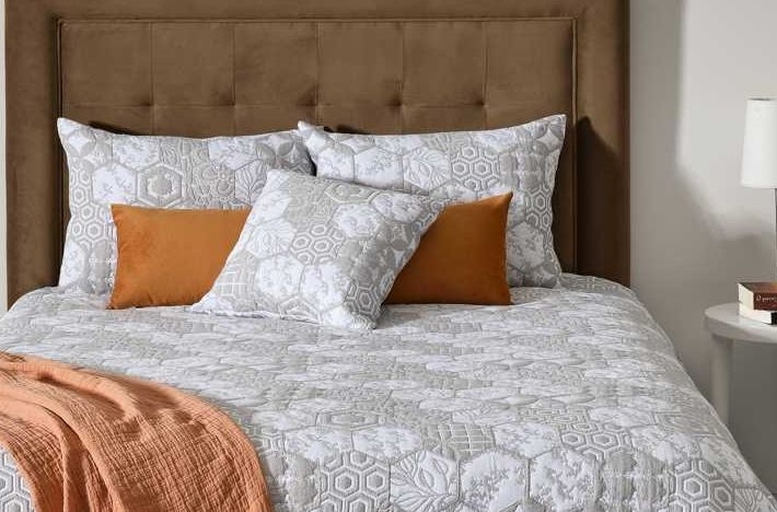 Какого цвета выбрать покрывало для спальни?