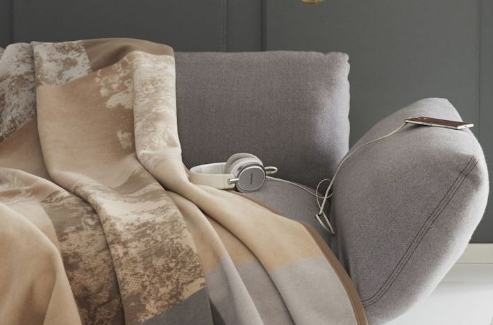 Украшаем диван новым пледом