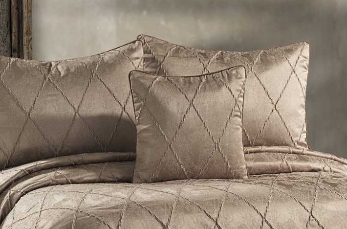 Интересное покрывало – основа спальной комнаты.