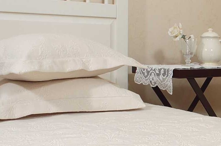 Какие покрывала выбрать на диван