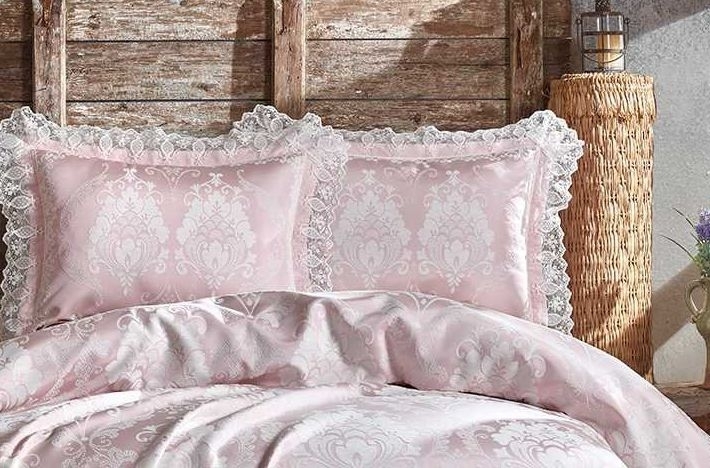 Украшаем мебель декоративными покрывалами