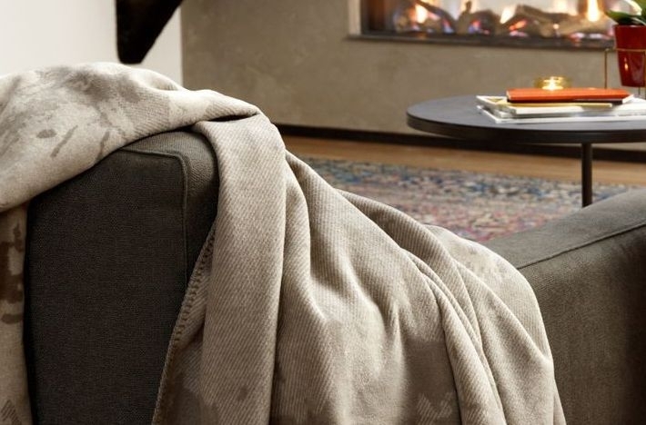 Оформление гостиной - не забудьте про плед!