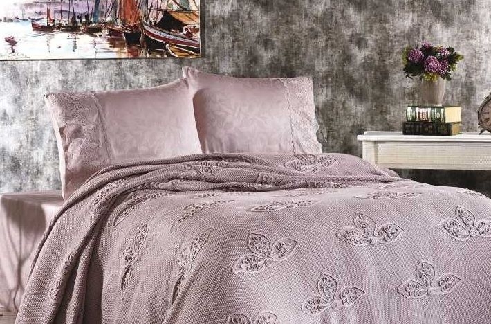 Красивая спальня – причем здесь плед?