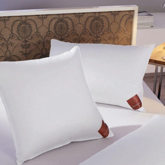 Подушка 3-х камерная Brinkhaus "Down Surround", 65x65 см, средняя